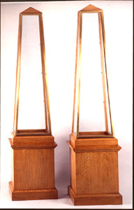 Arbus-Obelisk vitrines 87 x 20.5 x 14in
